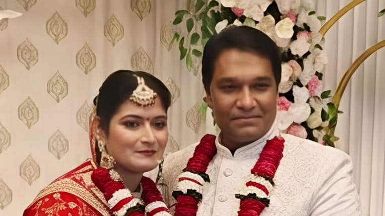 CID के इंस्पेक्टर अभिजीत ने कर ली दोबारा शादी, वायरल फोटो में दुल्हनिया के साथ दिखे ​​आदित्य श्रीवास्तव, दो बेटियों के हैं पिता