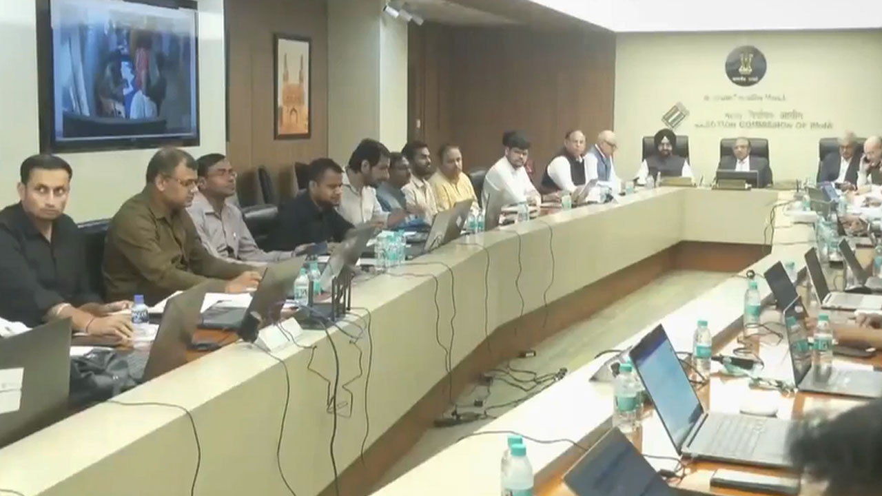CEC Takes Stock In ECI Control Room As Bihar Votes In Phase 1