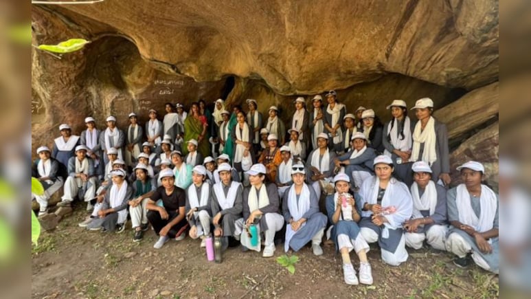 Knowledge Tourism: छात्राओं ने केकड़िया में किया भ्रमण, समझी ग्रामीण संस्कृति और परंपराएं