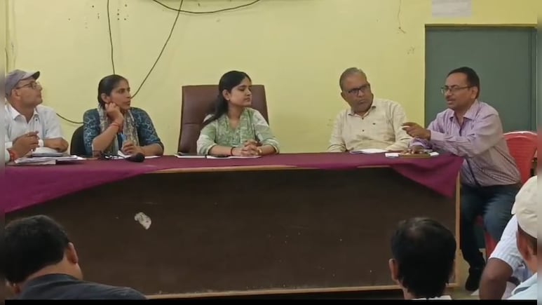 जनता ने चुना अब पंचों ने नकारा, मऊगंज में सरपंच के खिलाफ पेश हुआ अविश्वास प्रस्ताव