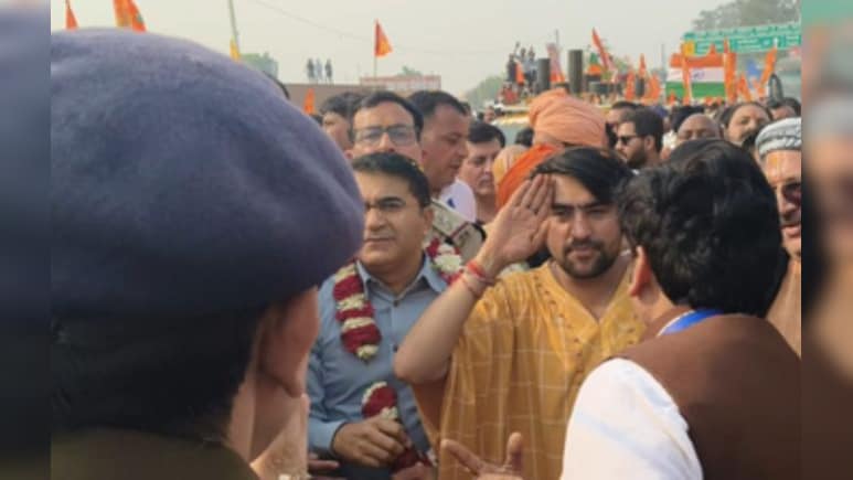 ASP अनुज चौधरी को धीरेंद्र शास्त्री का सैल्यूट; जानिए कौन हैं ये जांबाज पुलिस अफसर