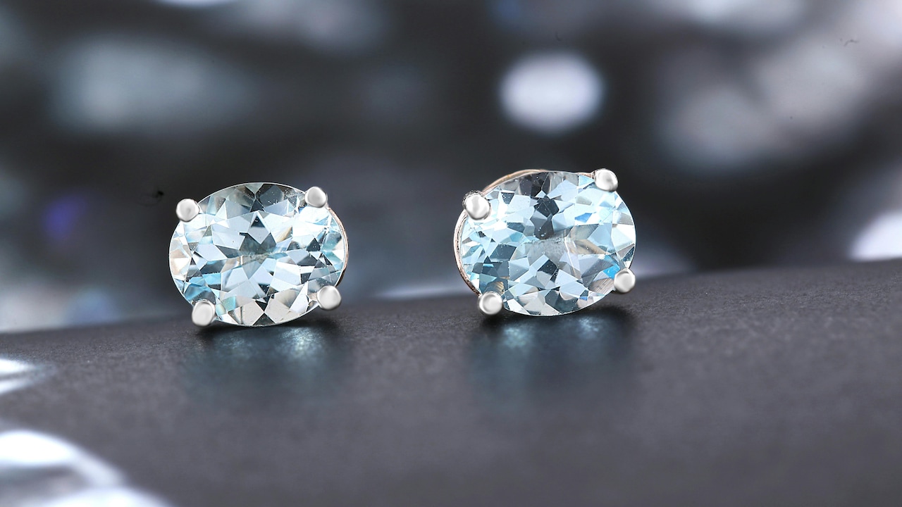 Studs vs Hoops: Which Earrings Style Makes You Look More Youthful?