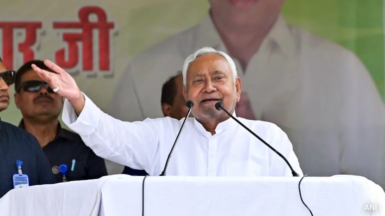 नीतीश सबके फेवरेट कैसे बने? तेजस्वी भी नहीं निकाल पाए इन फैसलों का तोड़