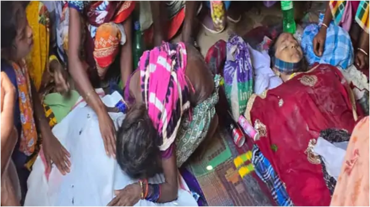 अंतिम संस्कार से पहले हिड़मा के शव पर बिलखते परिजन, पत्नी राजे के शव को लाल जोड़ा पहनाया गया।