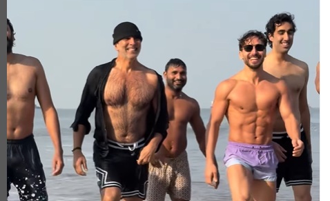 Akshay Kumar और Tiger Shroff 'ओशन्स 9' के जुहू बीच एडिशन के लिए हुए शर्टलेस, 55 की उम्र में खिलाड़ी कुमार के एब्स देख लोग हुए हैरान...