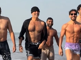 Akshay Kumar और Tiger Shroff 'ओशन्स 9' के जुहू बीच एडिशन के लिए हुए शर्टलेस, 55 की उम्र में खिलाड़ी कुमार के एब्स देख लोग हुए हैरान...