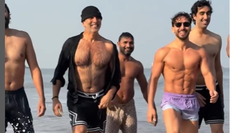 Akshay Kumar और Tiger Shroff 'ओशन्स 9' के जुहू बीच एडिशन के लिए हुए शर्टलेस, 55 की उम्र में खिलाड़ी कुमार के एब्स देख लोग हुए हैरान...