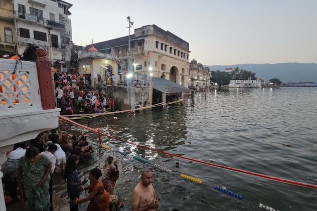 पुष्कर सरोवर में भक्तों ने लगाई आस्था की डुबकी