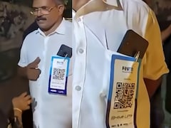 गळ्यात OR कोड अन् भरमंडपात फेरी, लेकीच्या लग्नात पित्याने असं काही केलं.. वऱ्हाडीही गडबडले!