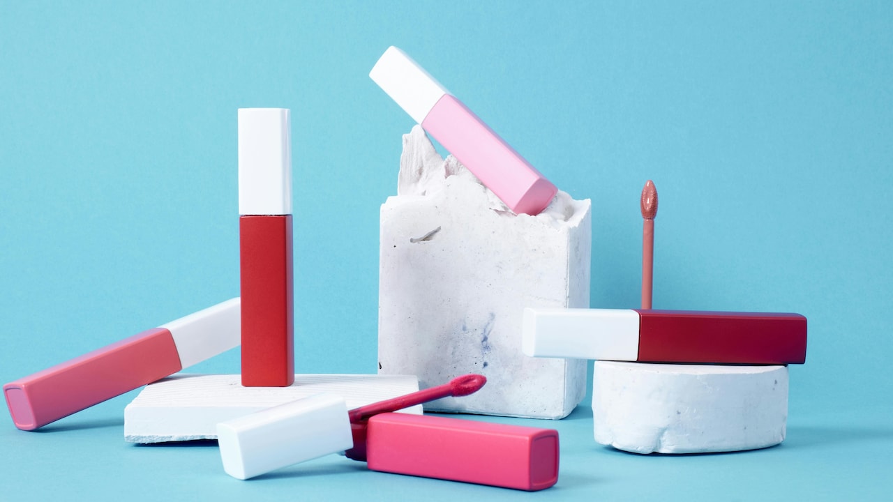 How to Pick Lipstick Shades That Dont Wash You Out Indoors How to Pick Lipstick Shades That Dont Wash You Out Indoors