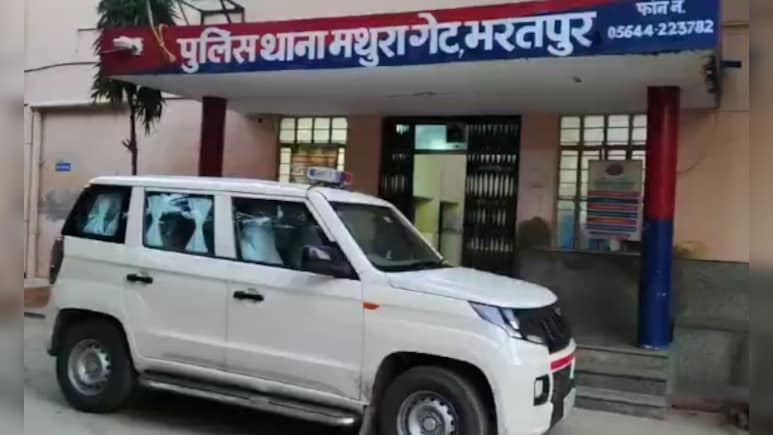 आत्मसमर्पण करने आया आरोपी, जेल भेजे जाने की भनक लगी, पुलिस को चकमा देकर कटघरे से भाग गया 