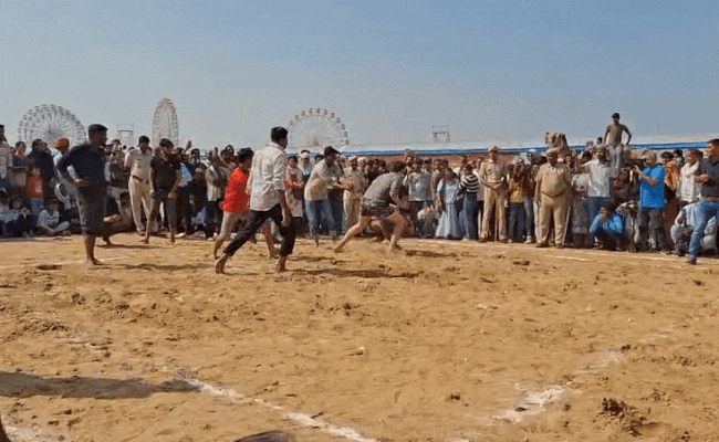 Rajasthan: पुष्कर के अखाड़े में दिखा देसी दम, कबड्डी में विदेशी सैलानियों के फीके पड़े दांव-पेंच,चारों खाने हुए चित Rajasthan: पुष्कर के अखाड़े में दिखा देसी दम, कबड्डी में विदेशी सैलानियों के फीके पड़े दांव-पेंच,चारों खाने हुए चित