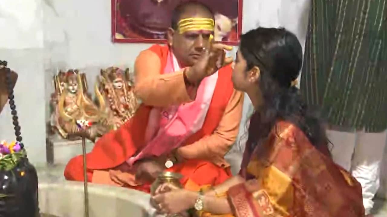 BJP Candidate Maithili Thakur Offers Prayers In Bihar's Darbhanga