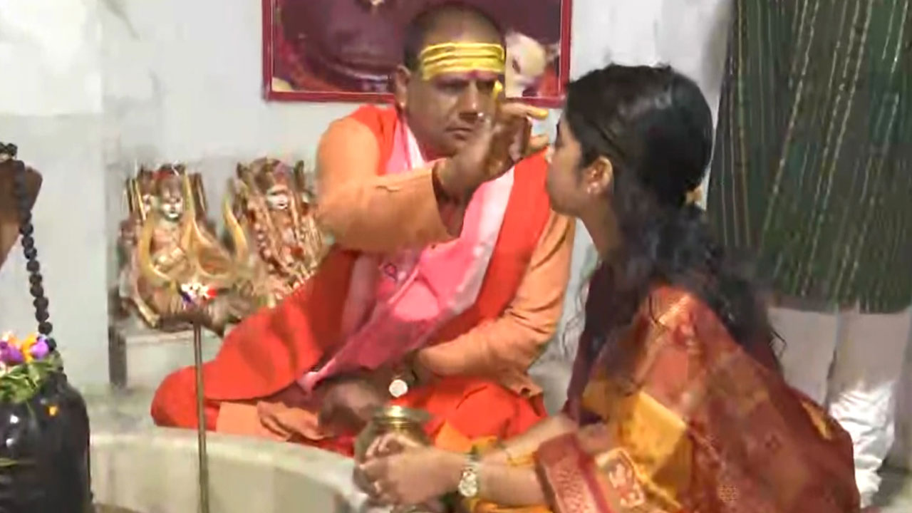 BJP Candidate Maithili Thakur Offers Prayers In Bihar's Darbhanga