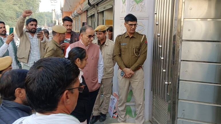 Rajasthan: बिश्नोई मंदिर विवाद बना गंभीर! दान की जमीन हड़पने के आरोप पर तहसीलदार बनीं प्रशासक, 5 दिन बाद खुला गेट