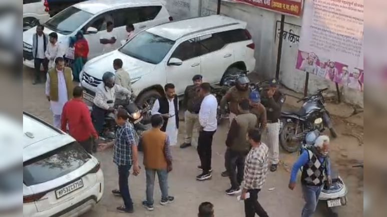 नगर परिषद बैठक बनी 'जंग का मैदान'! कांग्रेस पार्षद ने उपाध्यक्ष पर फेंकी बोतल, पुलिस ने संभाली स्थिति