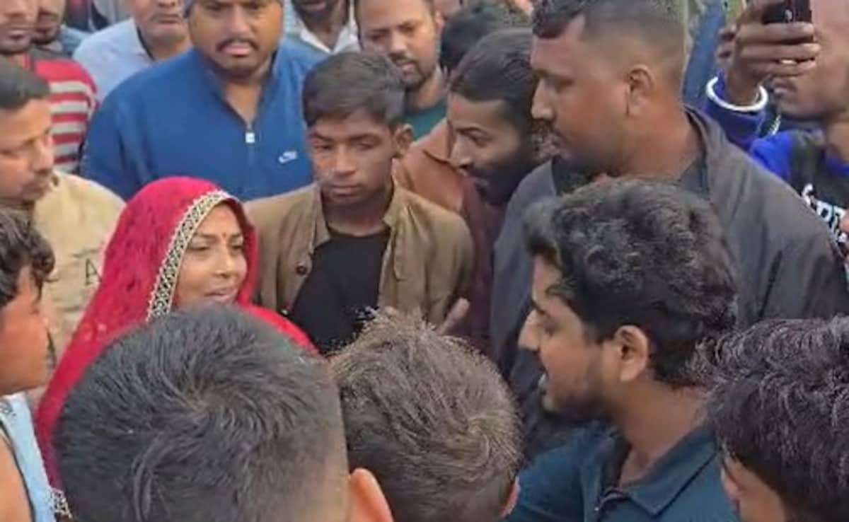 'भारत सरकार' लिखी कार ने बाइकों को रौंद छात्रा को किया घायल, फूटा भीड़ का गुस्सा