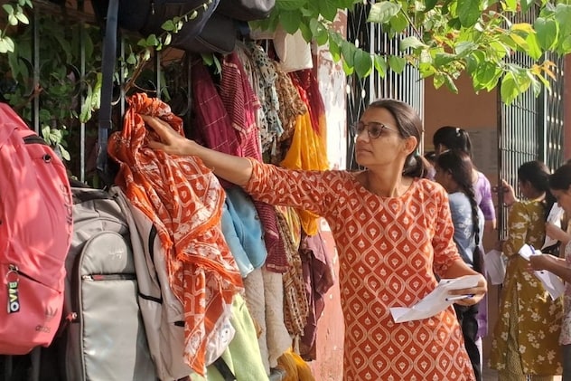 पेपर देने से पहले दुपट्टा बाहर रखती महिला पेपर देने से पहले दुपट्टा बाहर रखती महिला