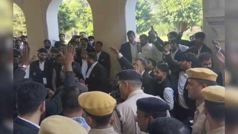 Rajasthan: जयपुर में वकील के साथ थाने में मारपीट, पुलिस कमिश्नरेट में घुसे सैकड़ों वकील; शहर में लगा जाम 