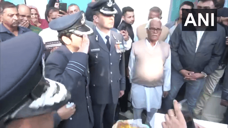 आखिरी सैल्यूट... तेजस क्रैश में शहीद नमांश को उनकी पायलट पत्नी की आखिरी विदाई का ये VIDEO रुला देगा
