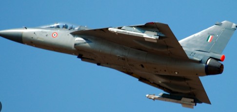 दुबई एयरशो में क्रैश हुआ तेजस लड़ाकू विमान