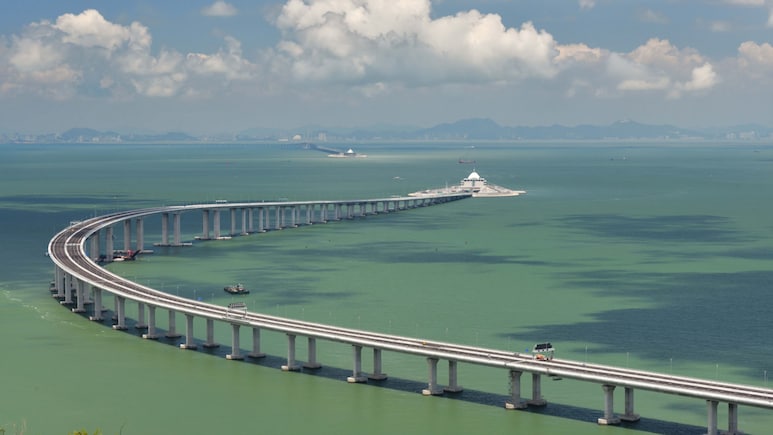 China's Incredible 55-Kilometre Bridge Is Now A Tourist Magnet- Here Is Why