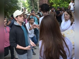 जरीन खान की अंतिम विदाई में उमड़ा बॉलीवुड, गर्लफ्रेंड के साथ पहुंचे ऋतिक, तो बेटी के साथ नजर आईं जया बच्चन