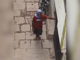 झाड़ू लगाते हुए सफाईकर्मी ने गली में किया ऐसा काम...खिड़कियों से झांकने लगे लोग, अब वायरल हो रहा VIDEO