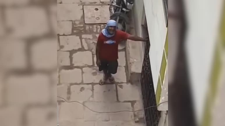 झाड़ू लगाते हुए सफाईकर्मी ने गली में किया ऐसा काम...खिड़कियों से झांकने लगे लोग, अब वायरल हो रहा VIDEO