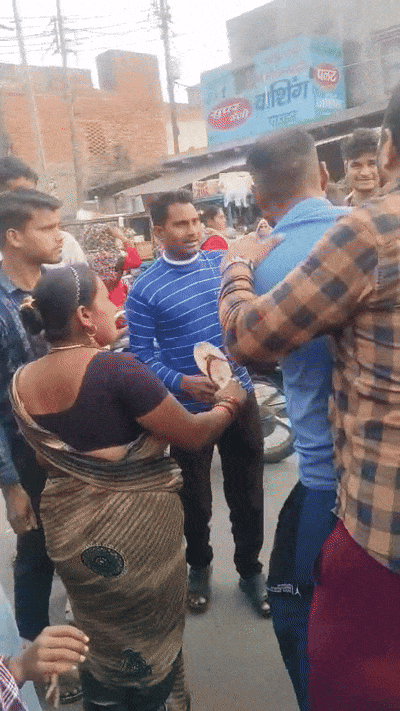 कई दिनों से अश्लील इशारे कर रहा था लड़का, महिला ने बीच बाजार कर दी चप्पलों से धुनाई, देखें VIDEO