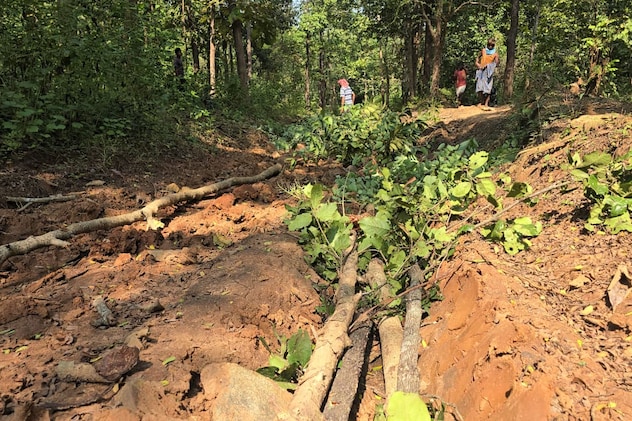 नक्सलियों के साये से उभरा अबूझमाड़, तो ग्रामीणों ने खुद ही उठा लिया सड़क निर्माण का भार नक्सलियों के साये से उभरा अबूझमाड़, तो ग्रामीणों ने खुद ही उठा लिया सड़क निर्माण का भार