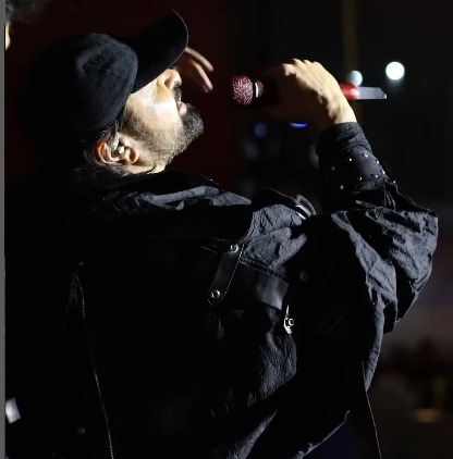 Himesh Reshammiya Trolls Himself At Mumbai Concert: "Regular <i> Gaaun Yaa Naak Se</i>?"