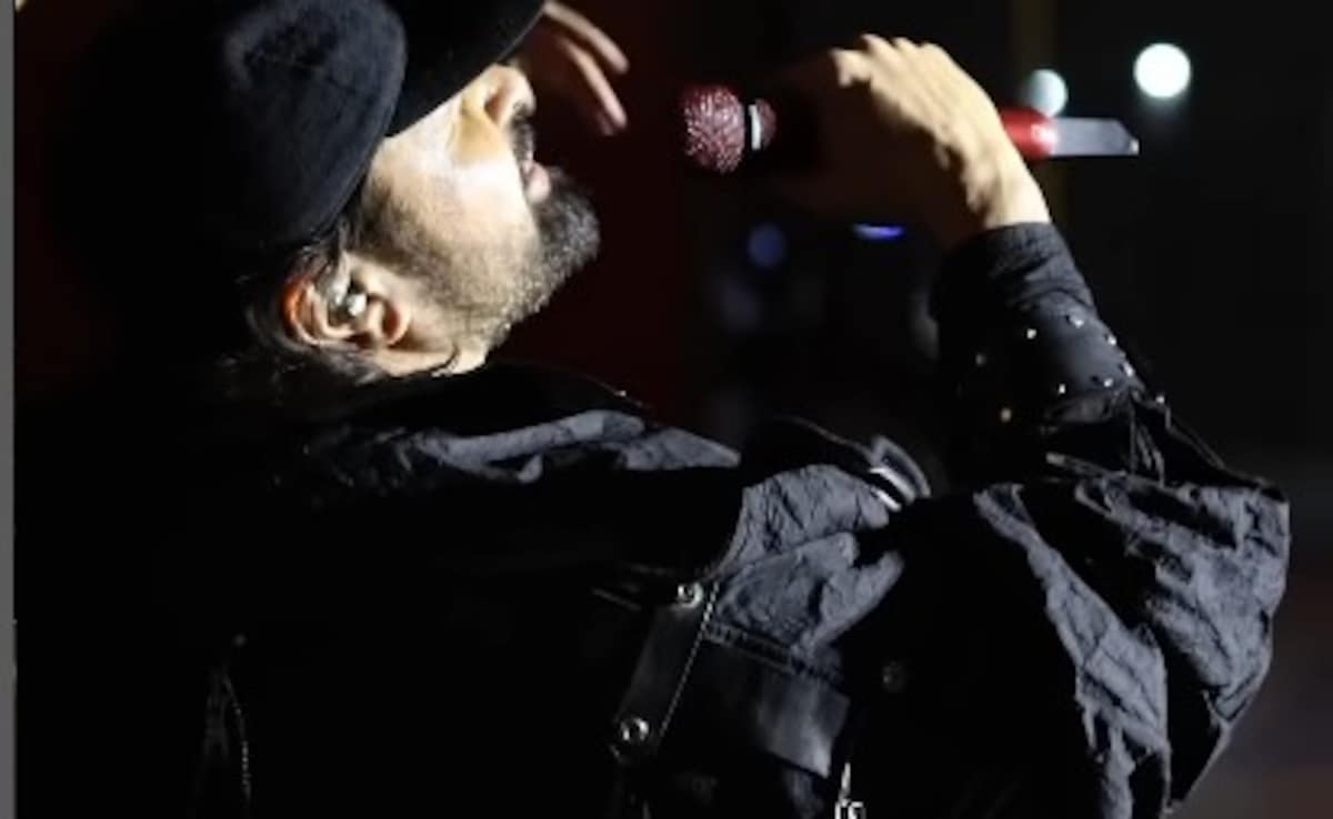 Himesh Reshammiya Trolls Himself At Mumbai Concert: "Regular Gau Yaa Naak Se?"