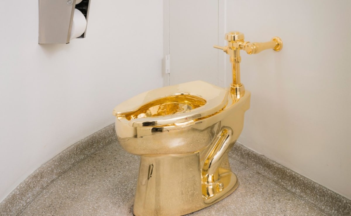 Un inodoro de oro de Maurizio Cattelan se vende por 12.1 millones en Sotheby's