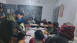 ग्वालियर में देर रात काम करते मिले BLO और पटवारी, कड़ी मेहनत देख कलेक्टर ने मंगवाए गरमागरम समोसे