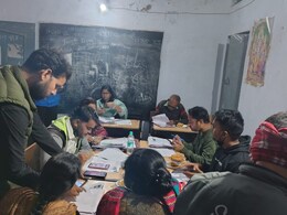 ग्वालियर में देर रात काम करते मिले BLO और पटवारी, कड़ी मेहनत देख कलेक्टर ने मंगवाए गरमागरम समोसे