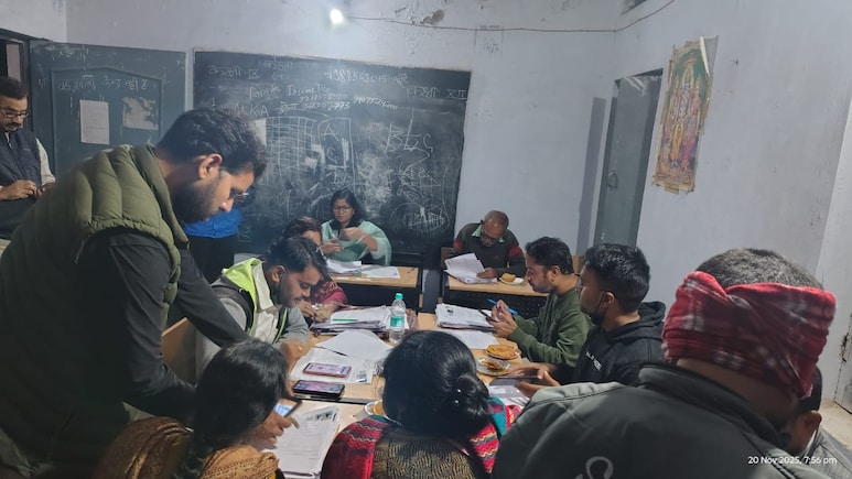 ग्वालियर में देर रात काम करते मिले BLO और पटवारी, कड़ी मेहनत देख कलेक्टर ने मंगवाए गरमागरम समोसे