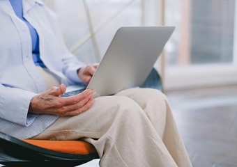 लैपटॉप को सीधे गोद में रख कर न करें उपयोग, हो सकते हैं ये 5 नुकसान