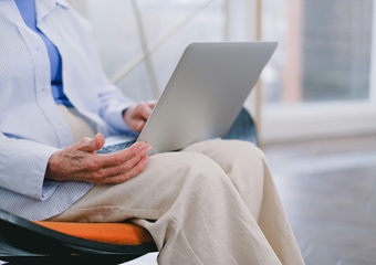 लैपटॉप को सीधे गोद में रख कर न करें उपयोग, हो सकते हैं ये 5 नुकसान