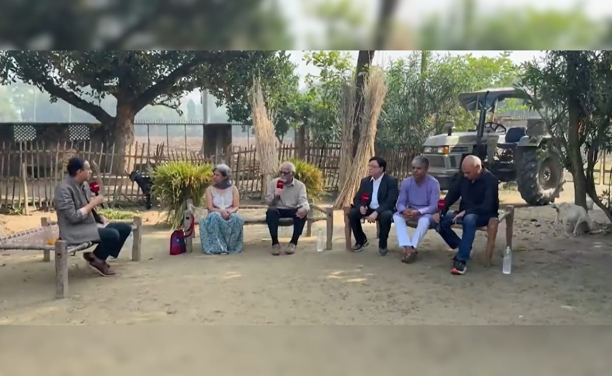 बिहार चुनाव के मुद्दों पर एक्सपर्ट्स से बात करते NDTV के CEO राहुल कंवल बिहार चुनाव के मुद्दों पर एक्सपर्ट्स से बात करते NDTV के CEO राहुल कंवल