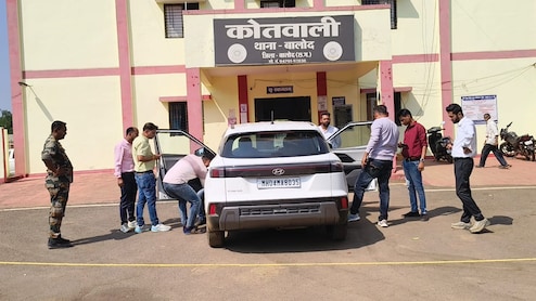 नोटों के बंडल से भरी कार को पुलिस ने पकड़ा, 3 करोड़ रुपये होने की आशंका,रायपुर से महाराष्ट्र ले जाई जा रही थी रकम&nbsp;