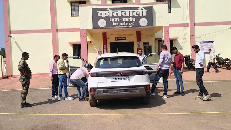 नोटों के बंडल से भरी कार को पुलिस ने पकड़ा, 3 करोड़ रुपये होने की आशंका,रायपुर से महाराष्ट्र ले जाई जा रही थी रकम&nbsp;