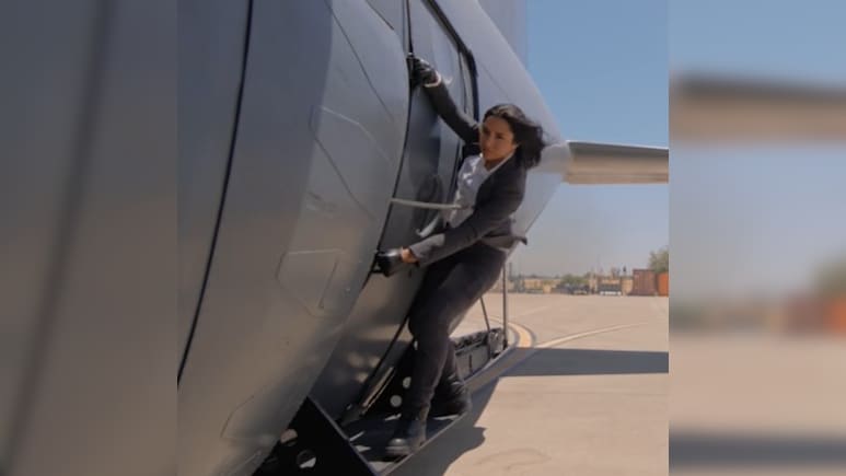 यूट्यूबर ने दोहराया टॉम क्रूज़ का खतरनाक Mission Impossible वाला स्टंट, उड़ते विमान से लटककर पूरा किया चैलेंज