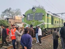 पटरी से उतरी ओएचई टावर वैगन, कई ट्रेनों को दूसरे स्टेशन पर रोका गया, वैगन को हटाने पहुंची CNW इटारसी की टीम