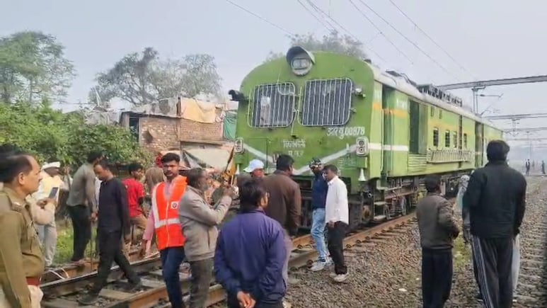 पटरी से उतरी ओएचई टावर वैगन, कई ट्रेनों को दूसरे स्टेशन पर रोका गया, वैगन को हटाने पहुंची CNW इटारसी की टीम