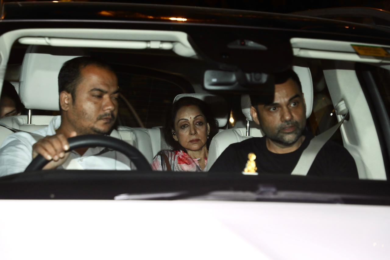 Dharmendra Health News Live Updates: धर्मेंद्र की सेहत में दिख रहा सुधार, हेमा मालिनी, सनी देओल, बॉबी देओल, आमिर खान पहुंचे ब्रीच कैंडी अस्पताल