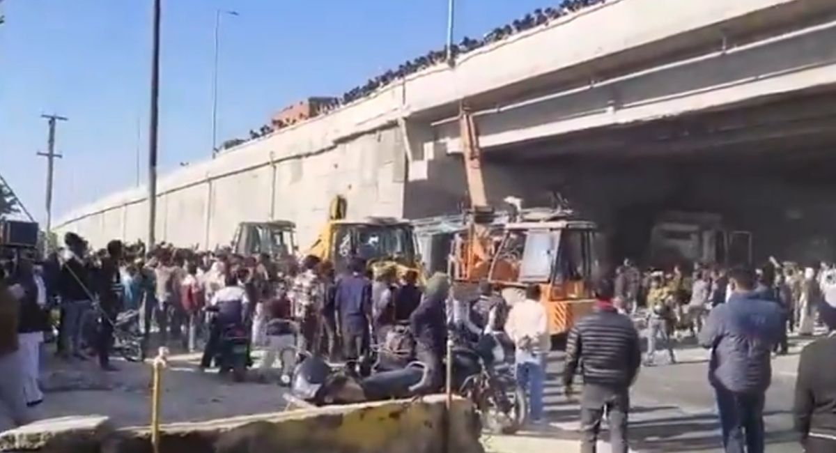 सहारनपुर में भयानक सड़क हादसा, देहरादून हाईवे पर बजरी से भरा ट्रक कार पर पलटा