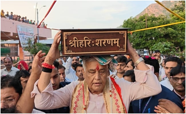 Rajasthan: जयपुर हादसे से दुखी, किरोड़ी लाल मीणा ने जन्मदिन पर नहीं मनाया उत्सव, संतों का लिया आशीर्वाद