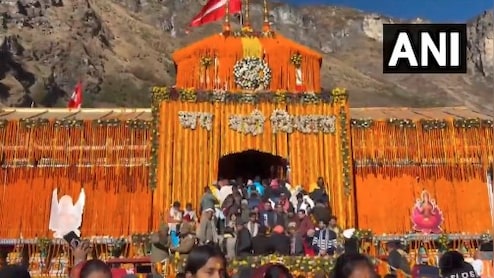 12 क्विंटल फूलों से सजा बद्रीनाथ धाम, आज से बंद होंगे मंदिर के कपाट