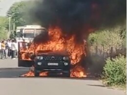 सड़क पर बाल-बाल बची 7 जिंदगियां, स्कॉर्पिओ कार में अचानक भड़क उठी आग